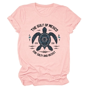 Détail du t-shirt rose en coton avec motif de tortue de mer et slogans océaniques