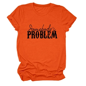 Détail d'un t-shirt orange avec imprimé Somebody's Problem et manches à revers mode