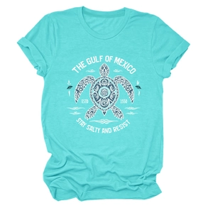 Détail de l'imprimé tortue du Golfe du Mexique sur T-shirt en coton bleu ciel