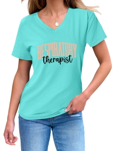 Détail du t-shirt Respiratory Therapist à col en V en bleu clair et coton doux