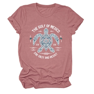 Détail de l'imprimé tortue et du texte Gulf of Mexico sur le t-shirt rose poudré