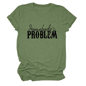 Détail d'un t-shirt vert avec impression noire Somebody's Problem et texture coton