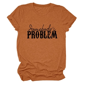 Détail de l'imprimé Somebody's Problem sur t-shirt col rond orange caramel chiné
