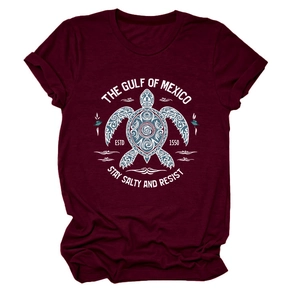 Détail de l'imprimé tortue du Golfe du Mexique sur t-shirt bordeaux à col rond