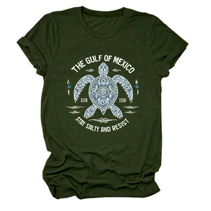 Détail de l'imprimé tortue tribale sur t-shirt vert olive avec texte The Gulf of Mexico