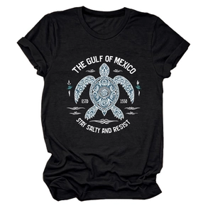 Détail de l'imprimé tortue du golfe du Mexique sur t-shirt noir à col rond et manches courtes