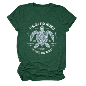 Détail d'un t-shirt vert foncé avec imprimé tortue de mer et texte The Gulf of Mexico