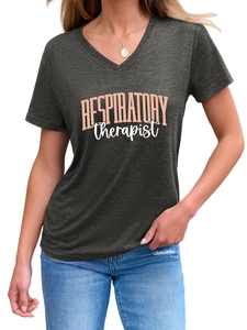 Détail du t-shirt col en V gris foncé pour inhalothérapeute porté par un mannequin