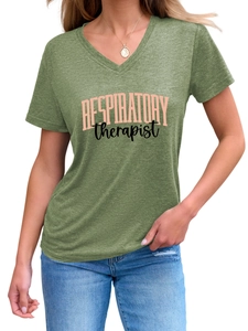 Détail du t-shirt col V Respiratory Therapist en vert chiné avec lettrage artistique