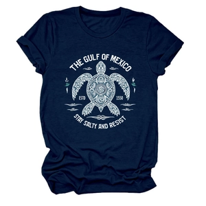 Détail de l'imprimé tortue de mer tribale blanche sur t-shirt bleu foncé