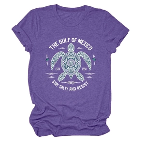 Détail d'un t-shirt violet chiné avec imprimé tortue tribale blanche et texte marin