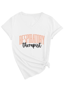 Détail d'un t-shirt blanc à col en V avec imprimé Respiratory Therapist et ourlet noué