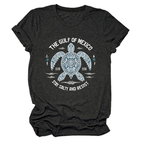 Détail de l'imprimé tortue du Golfe du Mexique sur un t-shirt en coton gris foncé