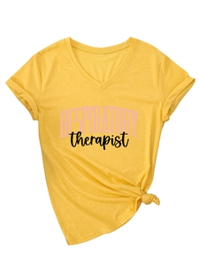 Détail d'un t-shirt jaune à col en V avec manches retroussées et nœud à l'ourlet