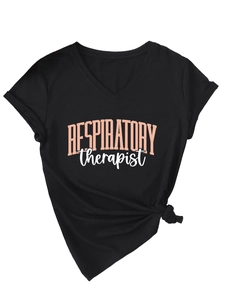 Gros plan du t-shirt Respiratory Therapist noir à col en V avec détail de nœud latéral