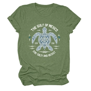 Détail du t-shirt vert armée avec motif tortue tribale et revers de manches roulés