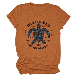 Détail de l'imprimé tortue du Golfe du Mexique sur un t-shirt en coton rouille chiné