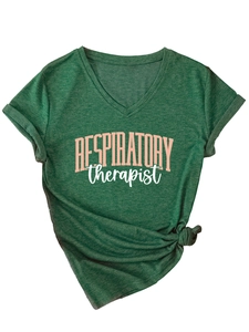 Détail d'un t-shirt col V pour thérapeutes respiratoires avec un nœud stylé à l'ourlet
