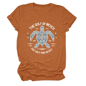 Détail du graphique tortue et texte The Gulf of Mexico sur T-shirt en coton orange brûlé