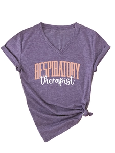 Détail du t-shirt col en V pour inhalothérapeute en tissu chiné violet avec nœud frontal