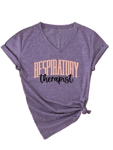 Détail d'un t-shirt violet à col en V avec imprimé Respiratory Therapist et ourlet noué