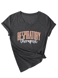 Détail du t-shirt gris foncé à col en V avec imprimé et noeud latéral élégant