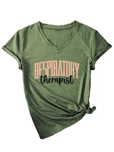 Détail du t-shirt col en V vert armée avec impression Respiratory Therapist et nœud latéral