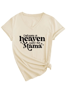 Dettaglio della t-shirt beige con scollo a V, scritta Someone in heaven calls me Mama e nodo
