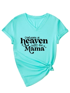 Dettaglio maglietta scollo a V turchese con stampa Someone in heaven calls me Mama