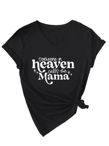Dettaglio della maglietta con scollo a V e stampa Someone In Heaven Calls Me Mama