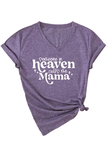 Dettaglio maglietta viola scollo a V con stampa Someone in Heaven calls me Mama