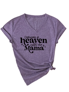 Dettaglio della t-shirt viola con scollo a V, stampa Mama e orlo annodato in stile casual
