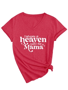 Dettaglio della t-shirt bordeaux con scollo a V e stampa Someone in heaven calls me Mama