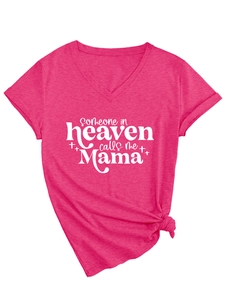 Dettaglio della T-shirt fucsia con scollo a V, stampa Mama e nodo alla moda sul fondo