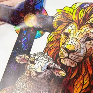 Dettaglio di adesivo statico per finestre con leone e agnello in stile mosaico colorato