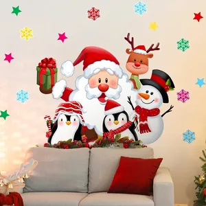 Stickers de Noël avec Père Noël, pingouins et renne sur le mur d'un salon décoré
