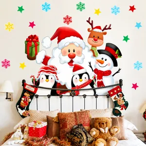 Stickers muraux de Noël avec Père Noël et pingouins dans un décor de chambre chaleureux