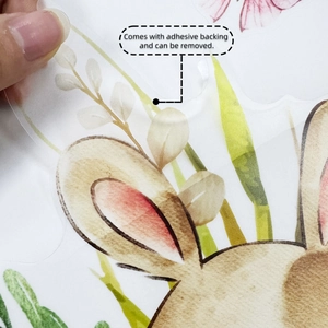 Detail eines selbstklebenden Hasen-Wandstickers, der von der Folie abgezogen wird