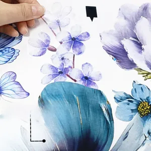 Détail du sticker mural autocollant avec fleurs bleues et papillons en format A4