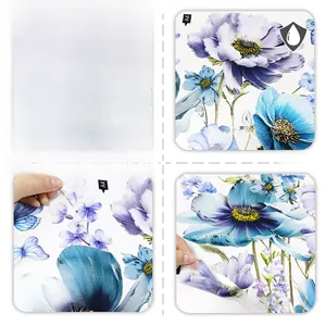 Gros plan de stickers muraux floraux bleus imperméables montrant des gouttes d'eau