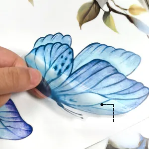 Detail van transparante vlinder PET-stickers met vleugeltextuur en zelfklevende achterkant
