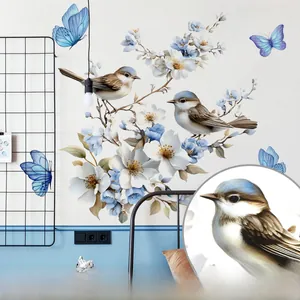Detail van vogel en blauwe bloemen muurstickers met zelfklevende achterkant in slaapkamer