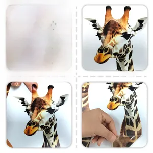 Dettaglio macro dell'adesivo giraffa che mostra il design bifacciale e materiale trasparente