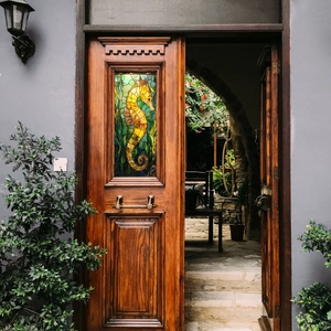 Detalle de vinilo para cristal de caballito de mar estilo Tiffany en puerta de madera