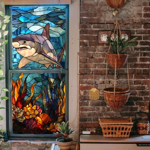 Vista detallada de láminas para ventanas estilo vitral con diseños de tiburón y coral