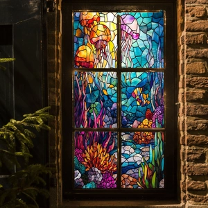 Detalle de vinilos de ventana de medusas estilo vitral en una ventana de marco negro