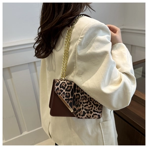 Dettaglio del patchwork leopardato, tracolla a catena dorata e decoro della borsa a tracolla