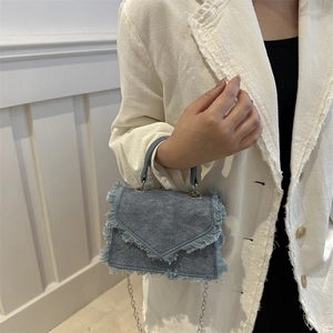 Vintage blaue Mini-Umhängetasche aus Denim mit Fransen und silberner Kette