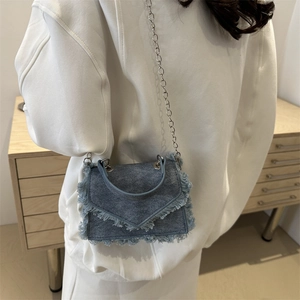 Kleine Retro-Umhängetasche aus blauem Denim mit Fransenverzierung und silberner Kette