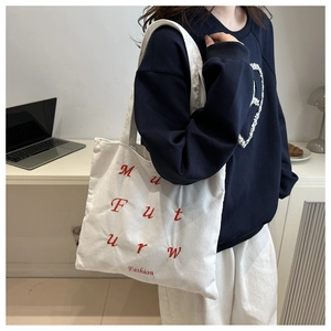 Détail du sac cabas en velours côtelé blanc avec broderie rouge My Future Fashion